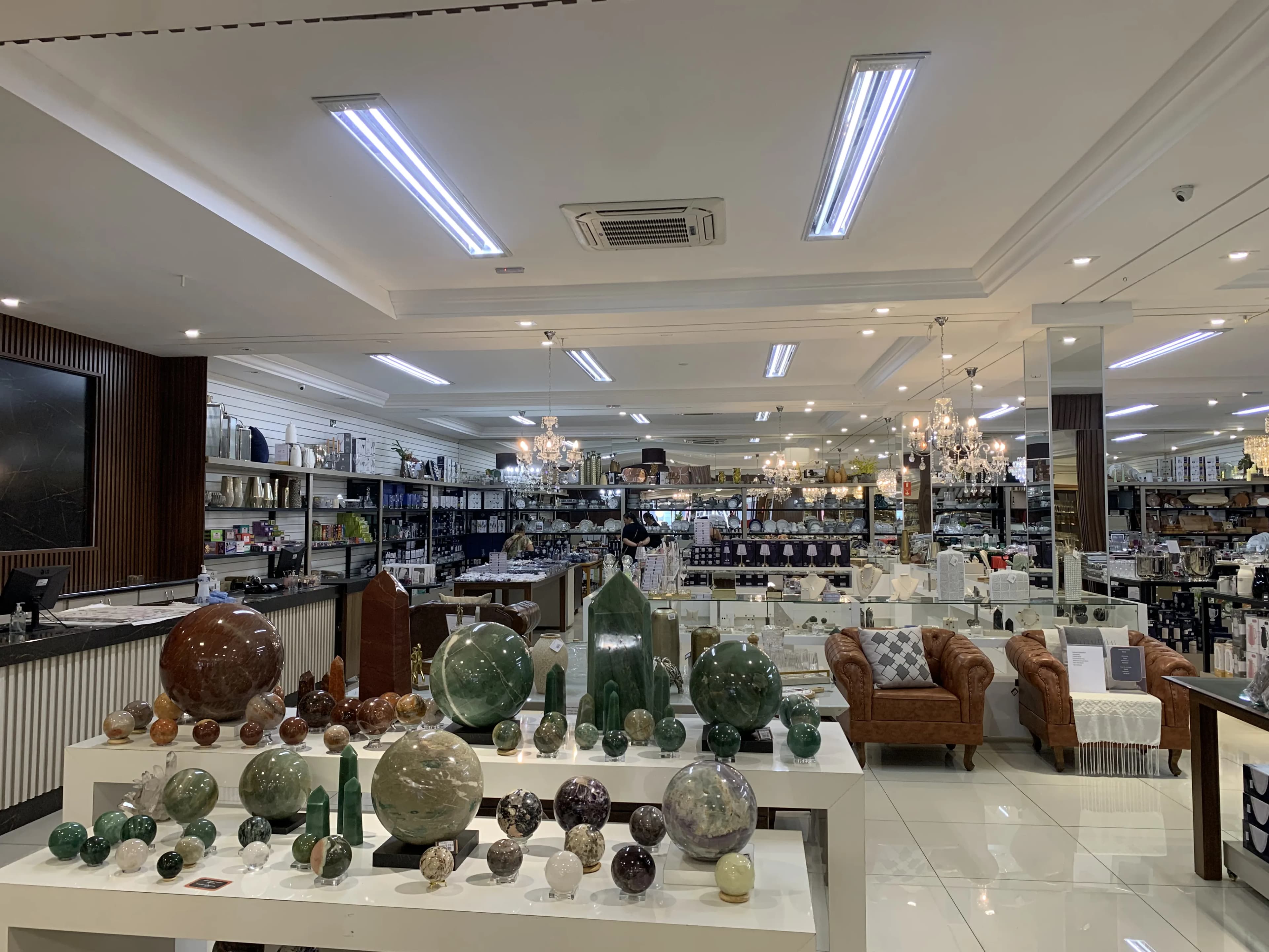 Semi jóias em destaque na vitrine da Schiètto