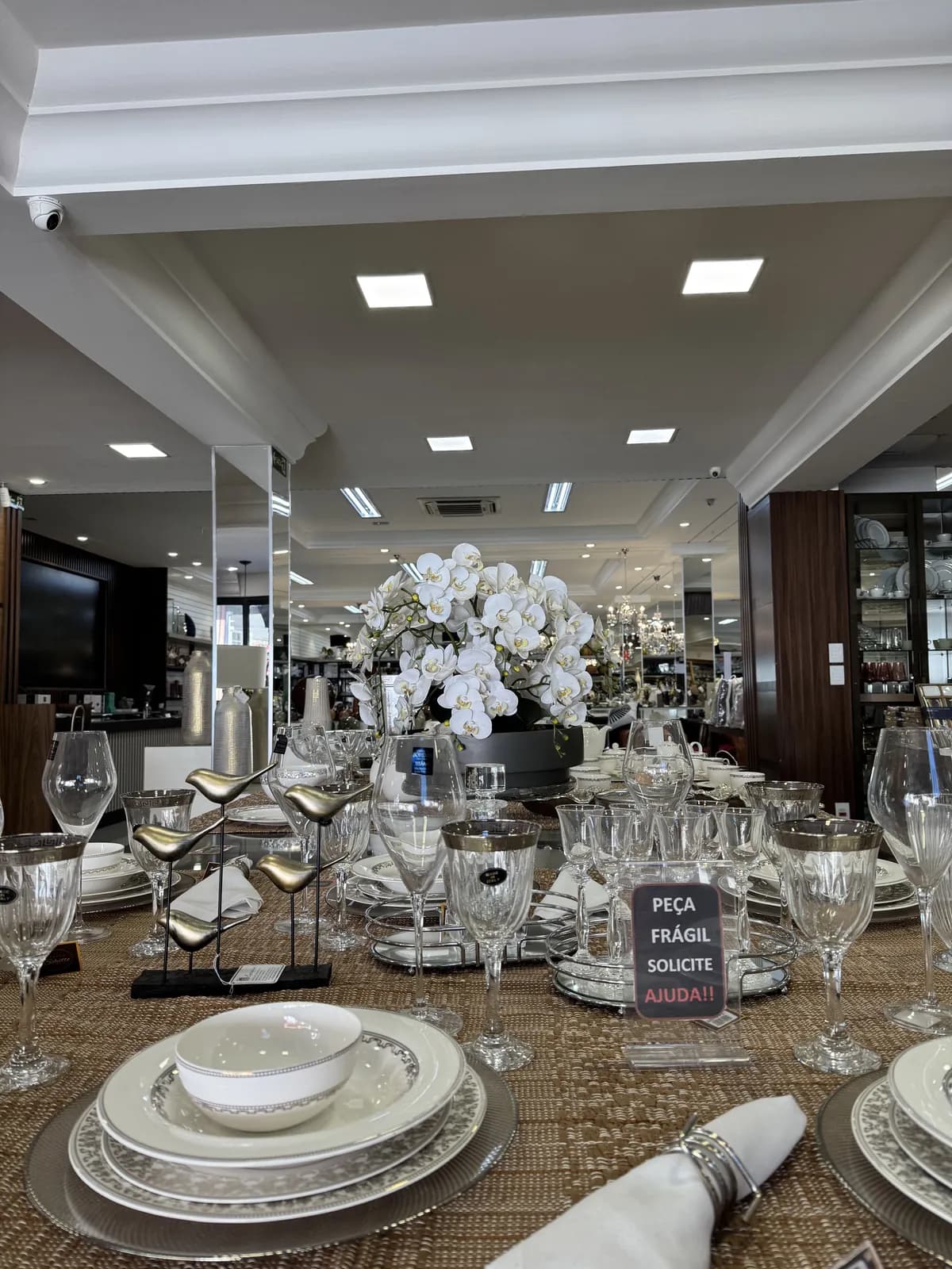 Mesa elegante com orquídeas e cristalaria