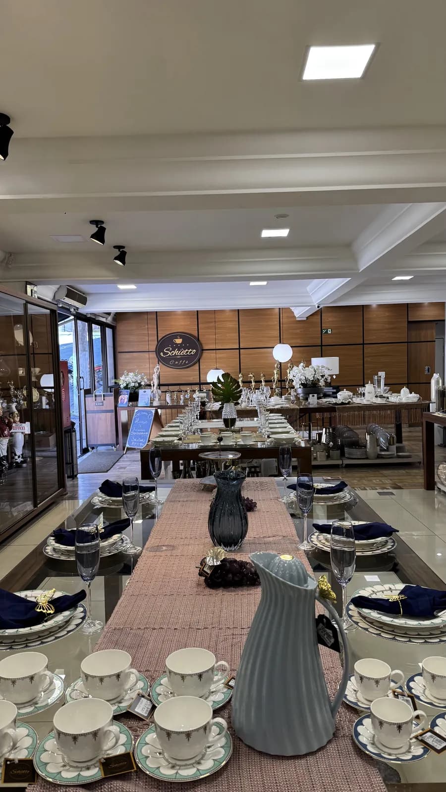 Composição de peças Schiètto — mesa posta com orquídeas, cristais e porcelanas